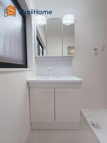 神戸市西区狩場台2丁目　中古戸建の洗面所|【ホームページに現地動画掲載中】●年中無休：当日予約可●洗面台はお化粧をする時に便利な3面鏡。