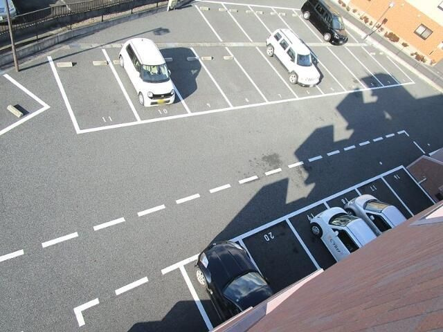 シャリルの駐車場