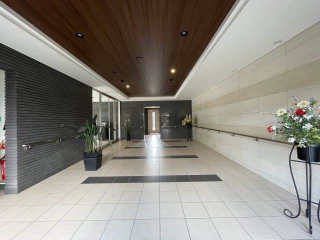 アルファステイツ新飯塚駅前Ⅱのエントランス|1階玄関エントランス内（管理人室有り、平日の9時～17時は管理人様おられます）