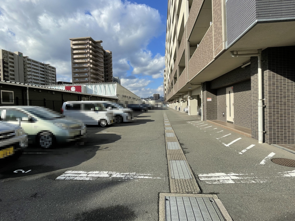 アルファステイツ新飯塚駅前Ⅱのその他|駐車場スペース、1住戸1台。区画は指定できません（月額金：０円～12,000円）