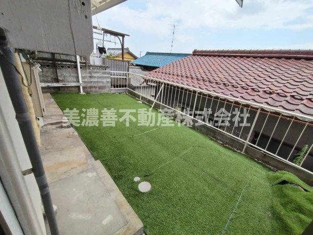 ６５７８０　岐阜市野一色中古戸建てのバルコニー