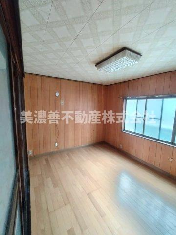 ６５７８０　岐阜市野一色中古戸建ての洋室|北洋室