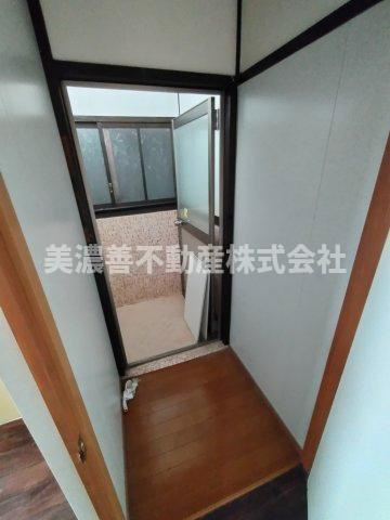 ６５７８０　岐阜市野一色中古戸建ての浴室|脱衣場