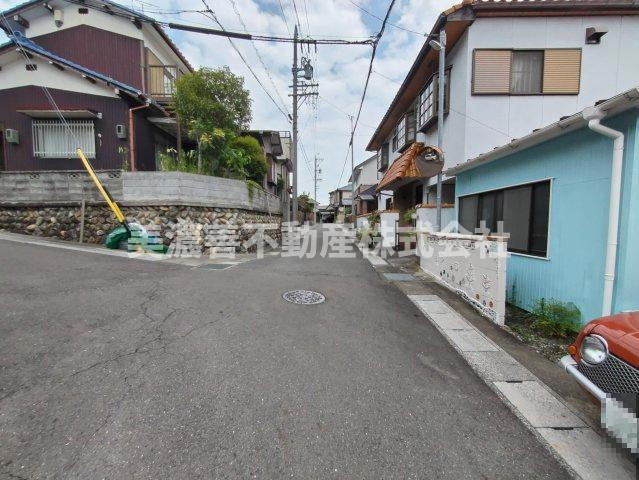 ６５７８０　岐阜市野一色中古戸建ての前面道路含む現地写真