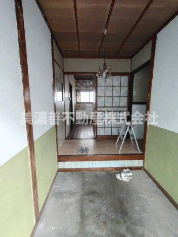 ６５７８０　岐阜市野一色中古戸建ての玄関