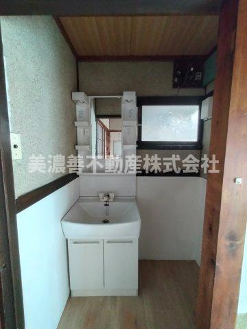 ６５７８０　岐阜市野一色中古戸建ての独立洗面台