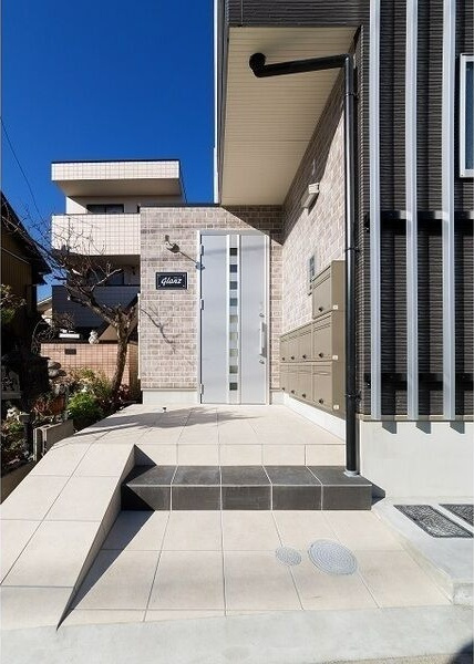 Glanzのエントランス|落ち着いたエントランスです