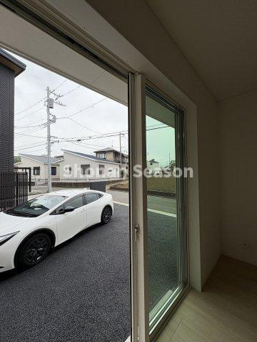 【居間・リビング】 | 遮音・断熱性高い全窓「複層ガラス」を使用！
結露・カビの発生も防ぎます。