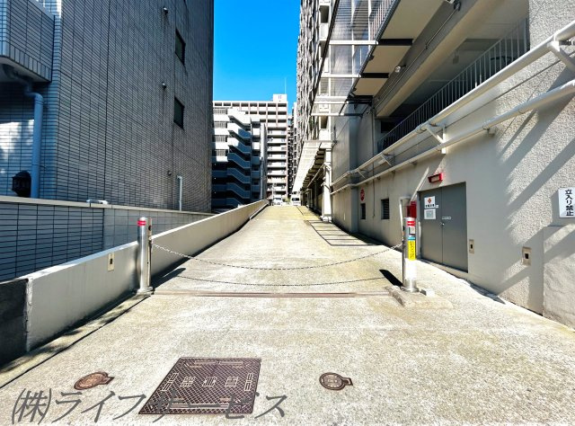 【駐車場】 | プライムハイツ新大阪 | 駐車場入口