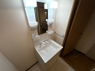 洗面所内に洗濯機置き場あり♪