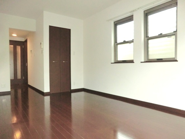 ユグランス北浦和の居間・リビング|★南東角部屋！２面採光で日当たり良好です。★