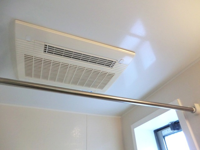 ユグランス北浦和の設備|★浴室乾燥機＆換気用の小窓付きです★