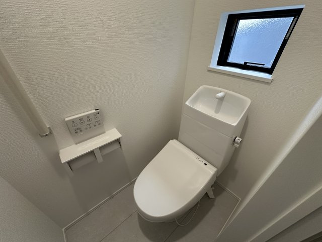 明石市大久保町高丘1丁目新築戸建B号棟のトイレ