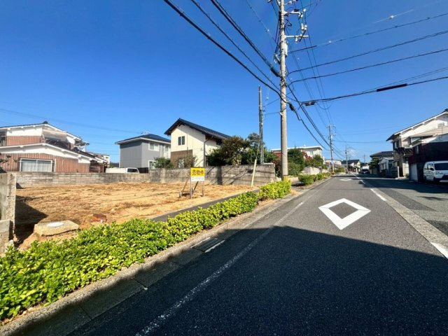 【No.7304】浜坂3丁目/62.59坪/建築条件なしの前面道路含む現地写真|前面道路は幅員約10ｍ☆
歩道の植栽部分の切り下げ可能です。※申請要・条件有（最大切り下げ可能6ｍ）