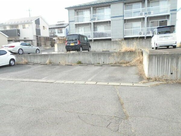 パンセス A棟の駐車場