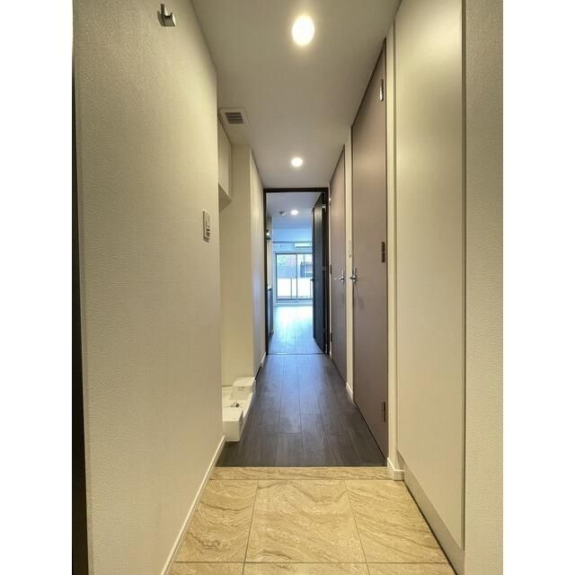 ベルファース三軒茶屋の玄関|■モニタ付インターホン■ディンプルキー■2重鍵■ダウンライト