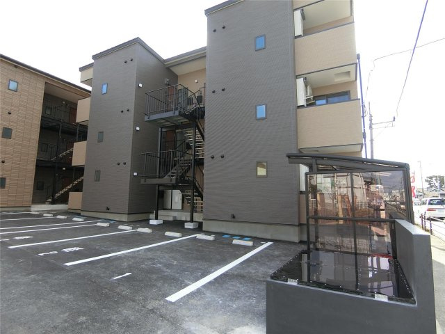 ティーレグノ羽犬塚【キャッシュバック対象物件】の駐車場|駐車場に車を止められます