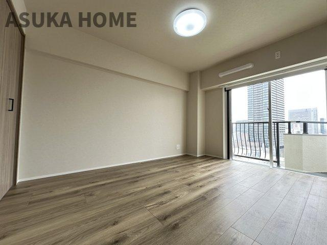 高島台センチュリーマンションの洋室|大きな窓で明るい洋室です。