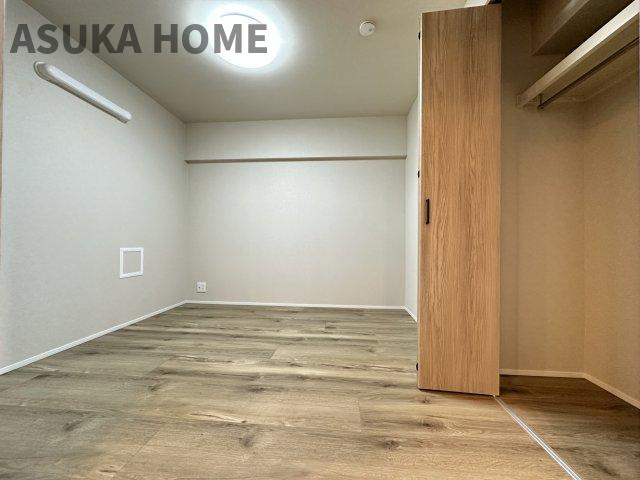 高島台センチュリーマンションの収納|大きなクローゼットを備えた洋室です。お部屋もスッキリ片付きます。
