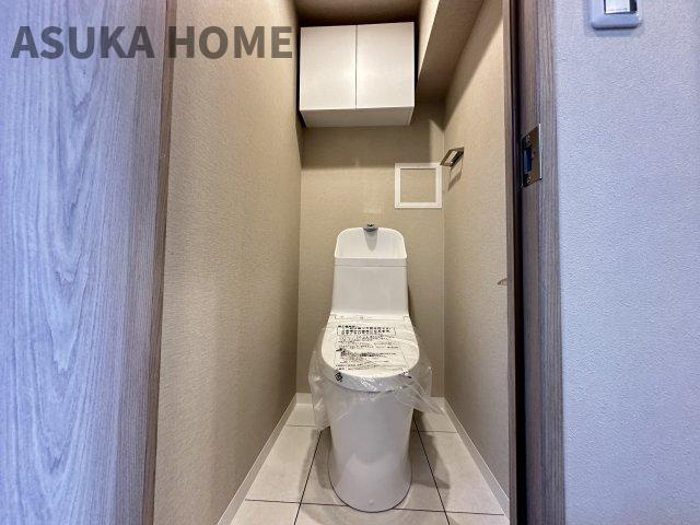 高島台センチュリーマンションのトイレ|温水洗浄便座のトイレ設備です！トイレ上部にはあると便利な吊戸棚やタオル掛けを設置！