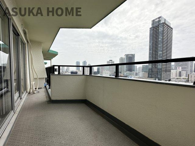 高島台センチュリーマンションのバルコニー|写真を撮った日はあいにくの曇り空でしたが広いバルコニーなので一度にたくさんの洗濯物が干せそうです♪