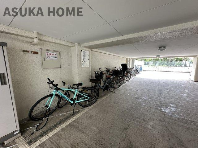 高島台センチュリーマンションの駐輪場|屋根付きの駐輪スペースを完備。