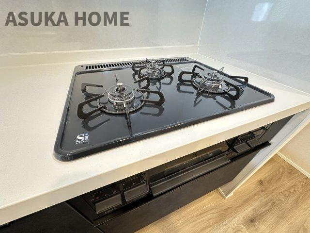 高島台センチュリーマンションのキッチン|三ツ口コンロなので、一度に複数の調理が出来るので、家事の時短になりますね♪