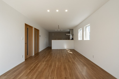 【居間・リビング】 | ＜FG＞深谷市上野台259フルクラシルA棟 | 直線型のリビングダイニングなのでご家族の様子を見ながら料理ができると好評です。