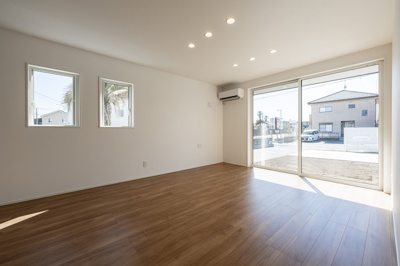 【居間・リビング】 | ＜FG＞深谷市上野台259フルクラシルA棟 | 18帖のLDKスペースには大きめの掃出し窓を配置。明るさを取り込めるだけでなく開放感もあります◎