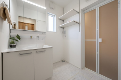 【脱衣所】 | ＜FG＞深谷市上野台259フルクラシルA棟 | 可動棚付脱衣場スペース。何かと仕舞うものが多い脱衣所に可動棚付収納は貴重な存在です