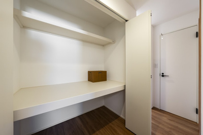 【収納】 | ＜FG＞深谷市上野台259フルクラシルA棟 | 2階廊下収納。各居室に収納しにくい季節物や思い出の品をしっかりたっぷり収納できます◎また、棚もしっかり付いているので収納「しやすさ」もさりげないPOINT！！