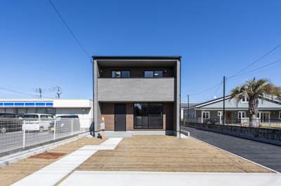 【外観】 | ＜FG＞深谷市上野台259フルクラシルA棟 | グレーの外壁と木目のコントラストが映える邸宅。