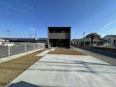 【外観】 | ＜FG＞深谷市上野台259フルクラシルA棟 | 駐車4台可能（車種による）なゆとりある敷地。また前面道路から距離を取って建物を配置しているので音や視線のストレスも軽減◎南側をしっかり取ってあるので日当たりも◎