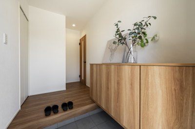 【玄関】 | ＜FG＞深谷市上野台259フルクラシルA棟 | シューズクローゼットと土間収納付で収納量豊富◎また、土間収納空間があることで開放感のある玄関になりました◎