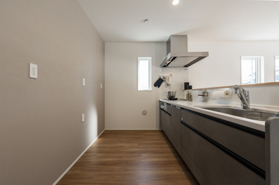 【キッチン】 | ＜FG＞深谷市上野台259フルクラシルA棟 | キッチンと壁までの幅をしっかり確保しているので、収納や冷蔵庫を配置してもゆとりがあります