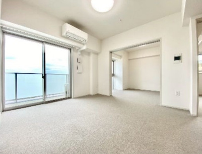 【居間・リビング】 | アクエス武蔵藤沢Ⅱ | 大きな窓から採光差し込む明るいリビングです