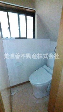 ５８５６１　本巣市曽井中島中古戸建てのトイレ