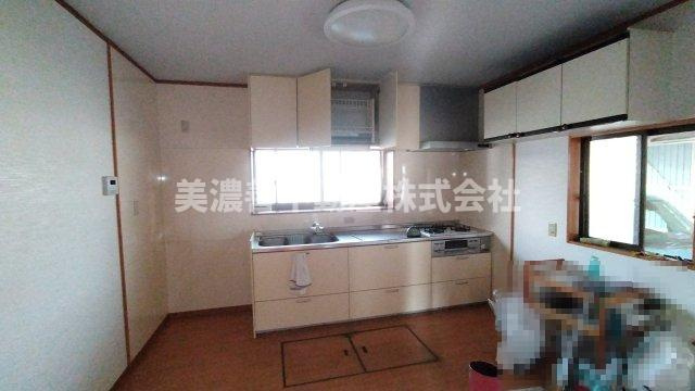 ５８５６１　本巣市曽井中島中古戸建てのキッチン