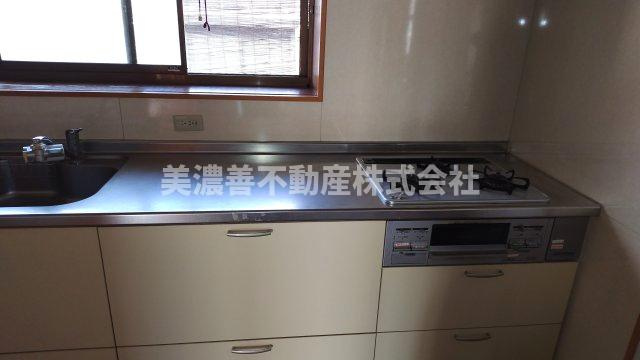 ５８５６１　本巣市曽井中島中古戸建てのキッチン