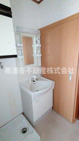 ５８５６１　本巣市曽井中島中古戸建ての独立洗面台