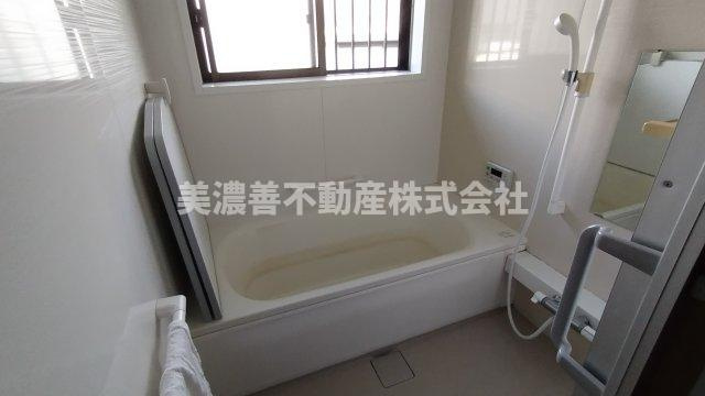 ５８５６１　本巣市曽井中島中古戸建ての浴室