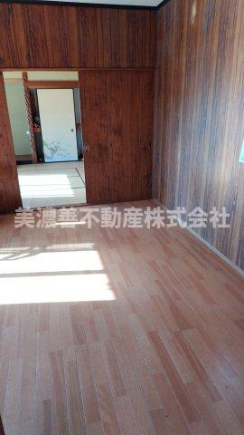 ５８５６１　本巣市曽井中島中古戸建ての洋室