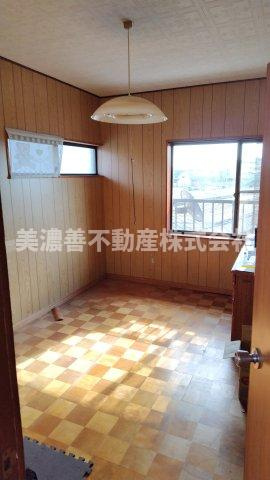 ５８５６１　本巣市曽井中島中古戸建ての洋室