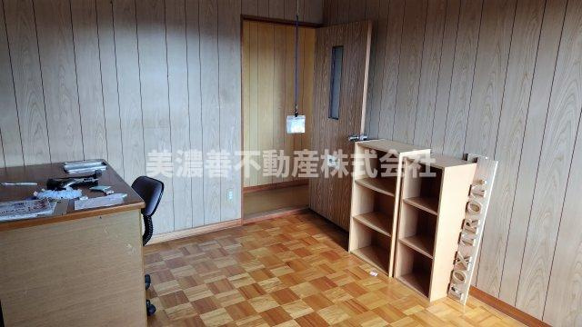 ５８５６１　本巣市曽井中島中古戸建ての洋室