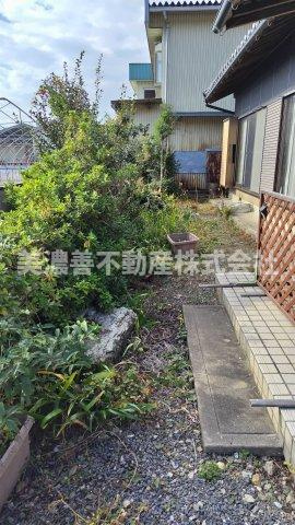 ５８５６１　本巣市曽井中島中古戸建ての庭