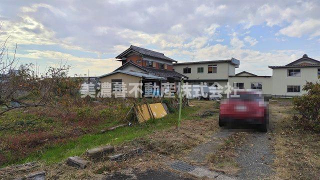 ５８５６１　本巣市曽井中島中古戸建ての駐車場