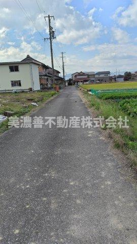 ５８５６１　本巣市曽井中島中古戸建ての前面道路含む現地写真