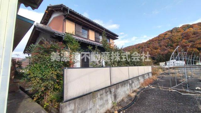 ５８５６１　本巣市曽井中島中古戸建ての外観