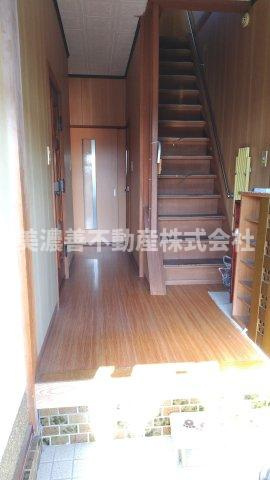 ５８５６１　本巣市曽井中島中古戸建ての玄関