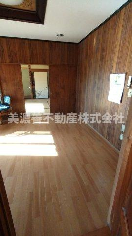 ５８５６１　本巣市曽井中島中古戸建ての居間・リビング